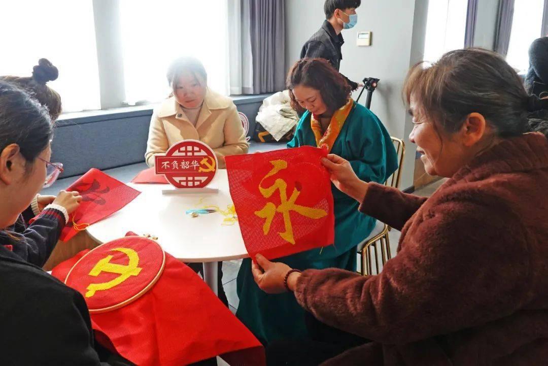 有哪些适合高中女生的时尚搭配可以推荐？游戏画面